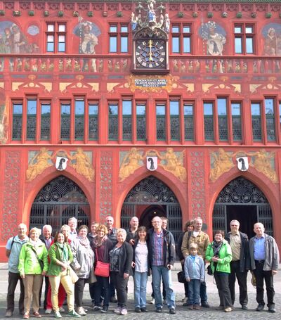 Reisegruppe der SPD-Fraktion Bad Rappenau vor dem "roten Rathaus" in Basel